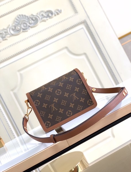 Handbag  Louis Vuitton  M44580  size  20×19×9  cm 