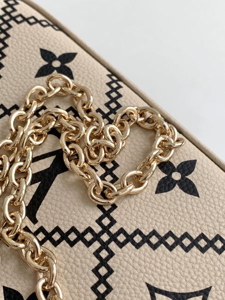 Handbag  Louis Vuitton  M81137  size  19x 11.5 x 3  cm