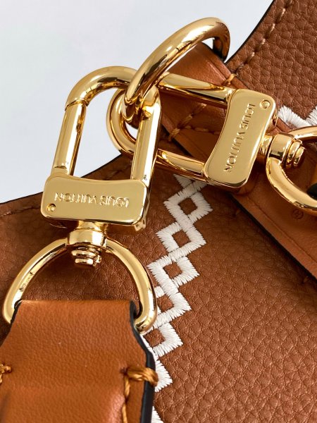  Handbag   Louis Vuitton  46029  size 26 x 26 x 17.5  cm