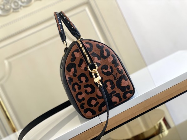  Handbag  Louis Vuitton  M58524   size  25.0 x 19.0 x 15.0  cm 
