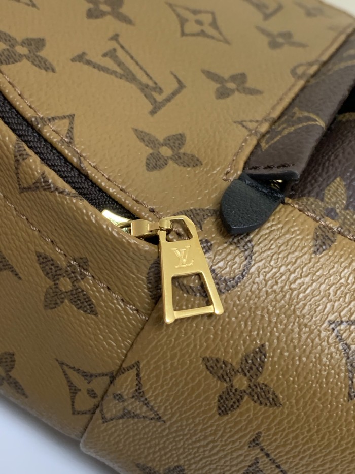   Handbag   Louis Vuitton   M41562  size  15x22x9 cm