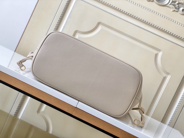  Handbag   Louis Vuitton  M21579  size   31.0 x 28.0 x 14.0  cm