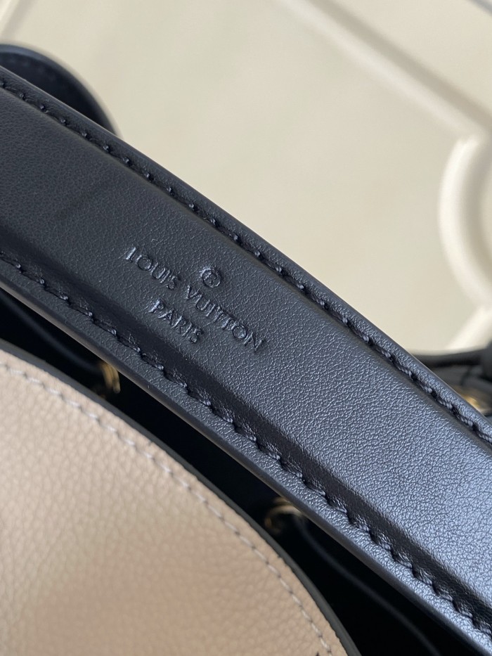 Handbag  Louis Vuitton   46023  size  26 x 26 x 17.5  cm