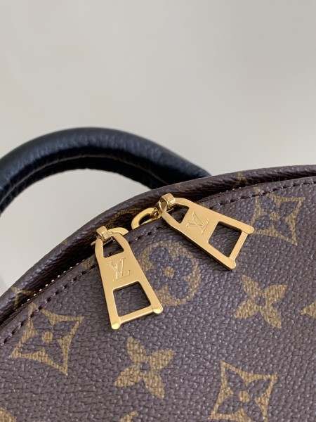 Handbag  Louis Vuitton   M41561  size  28×33×16 cm 