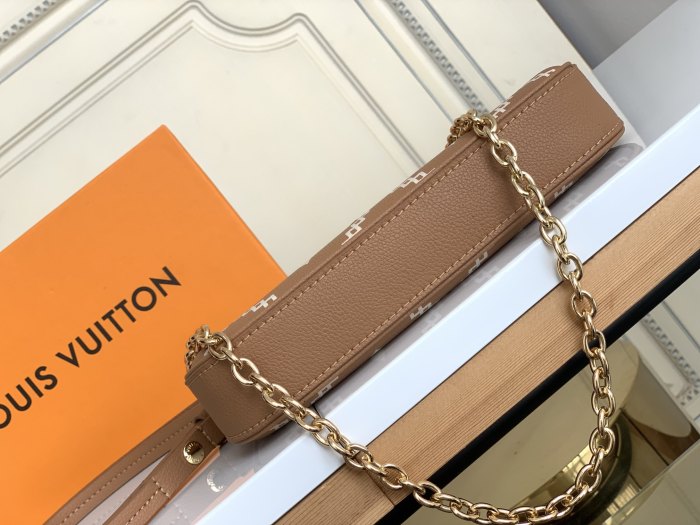 Handbag  Louis Vuitton   M81137  size 19x 11.5 x 3 cm 