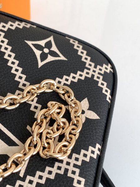 Handbag  Louis Vuitton  M81137  size  19x 11.5 x 3  cm