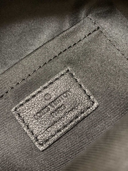   Handbag   Louis Vuitton   M41562  size  15x22x9 cm