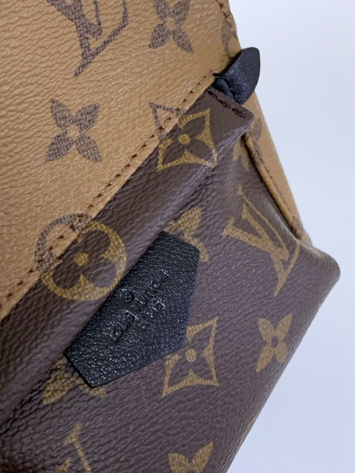   Handbag   Louis Vuitton   M41562  size  15x22x9 cm