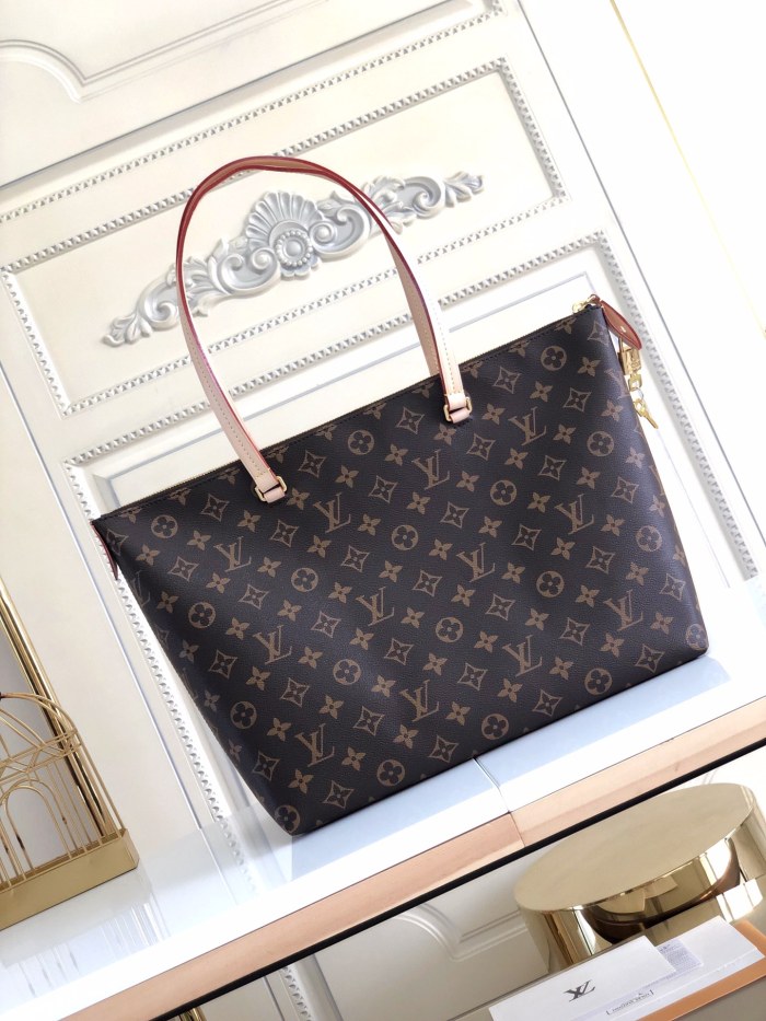 Handbag  Louis Vuitton   M42267  size  42/27/17  cm