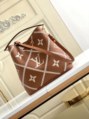  Handbag   Louis Vuitton  46029  size 26 x 26 x 17.5  cm