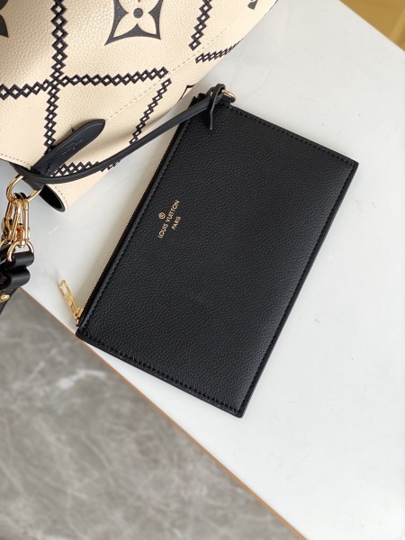 Handbag  Louis Vuitton   46023  size  26 x 26 x 17.5  cm