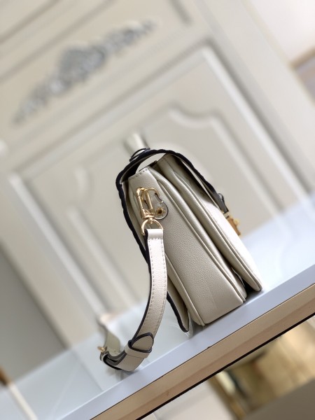 Handbag  Louis Vuitton  M40780  size  25 x 19 x 9  cm