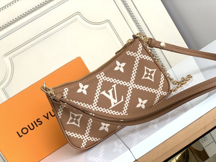 Handbag  Louis Vuitton   M81137  size 19x 11.5 x 3 cm 