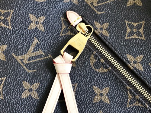 Handbag  Louis Vuitton   M42267  size  42/27/17  cm