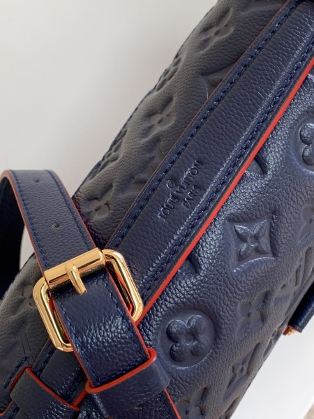 Handbag  Louis Vuitton   M41486  size  25 x 19 x 9 cm