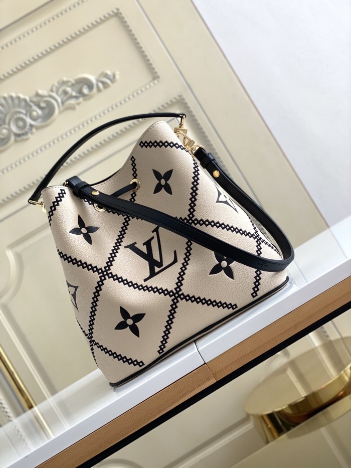 Handbag  Louis Vuitton   46023  size  26 x 26 x 17.5  cm