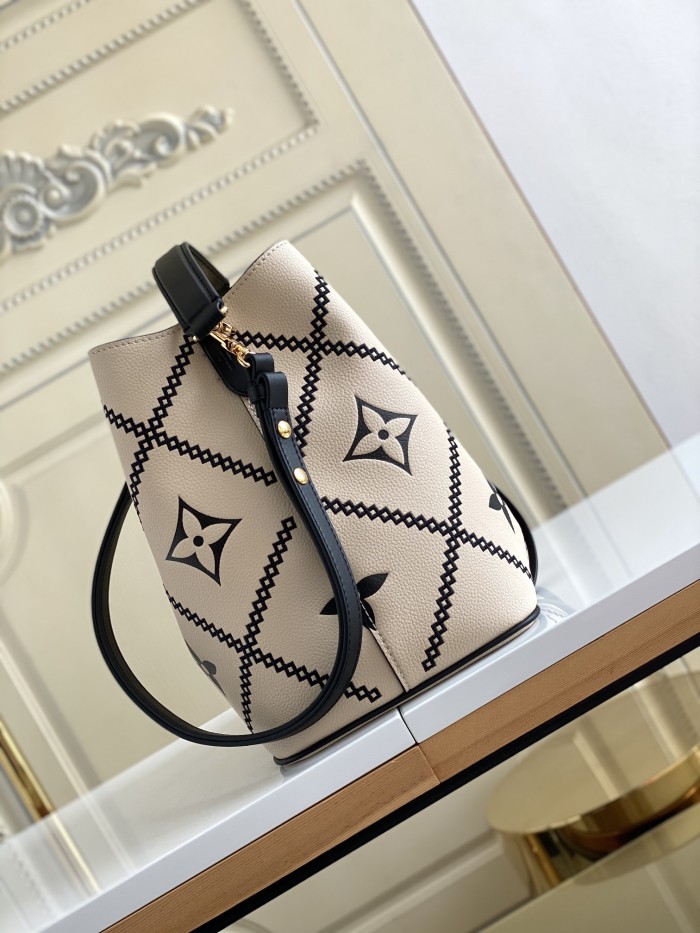 Handbag  Louis Vuitton   46023  size  26 x 26 x 17.5  cm