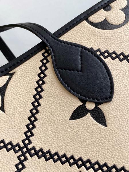 Handbag  Louis Vuitton    M46039   size  31 x 28 x 14  cm