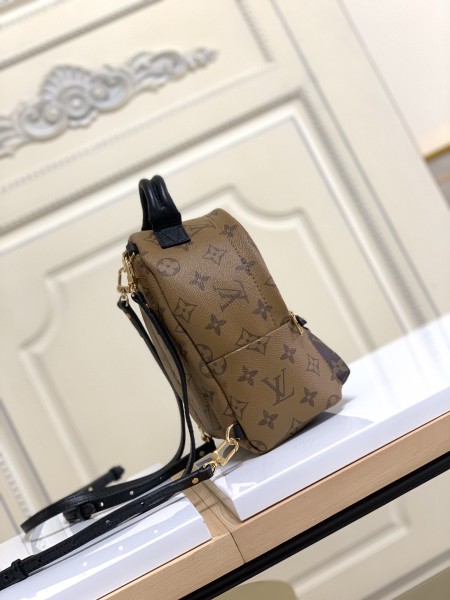   Handbag   Louis Vuitton   M41562  size  15x22x9 cm