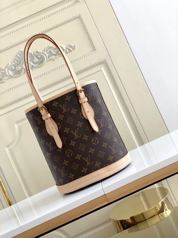  Handbag   Louis Vuitton  M42238  size  23 x 15 x 26  cm