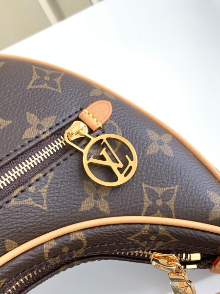 LOUIS VUITTON M24846 Loop M81098 size 23*6*13  cm
