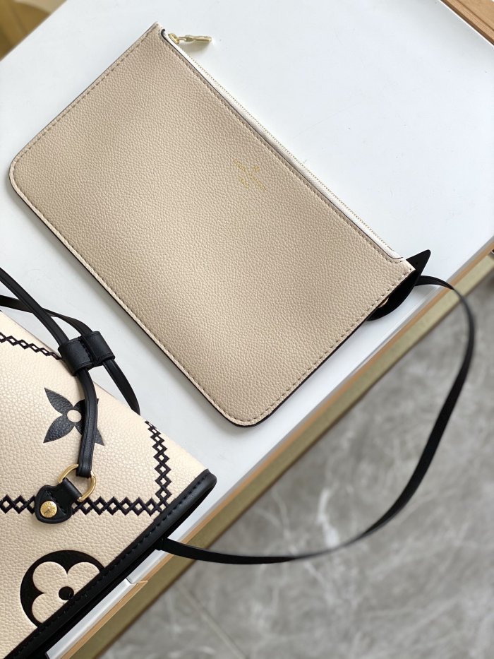 Handbag  Louis Vuitton    M46039   size  31 x 28 x 14  cm