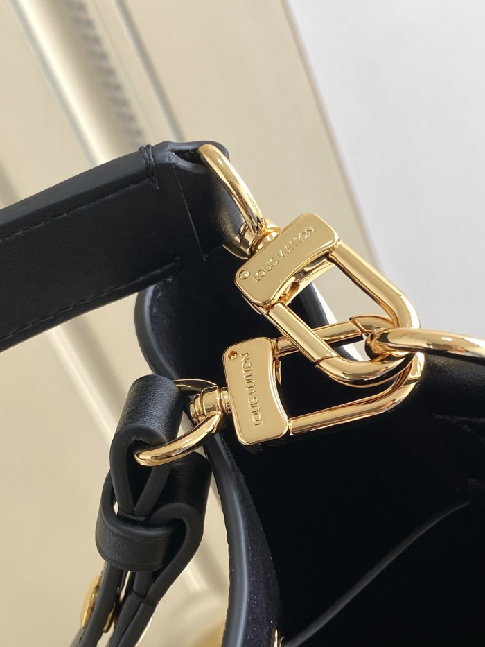 Handbag  Louis Vuitton   46023  size  26 x 26 x 17.5  cm