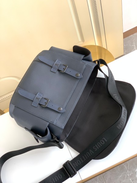  Handbag  Louis Vuitton   M58476  size  25 x 29 x 9  cm 