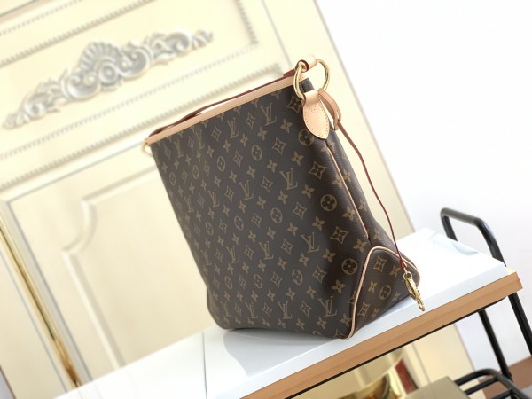 Handbag  Louis Vuitton  M50156  size   41.0×33.0×15.0  cm