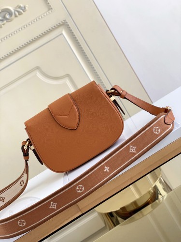  Handbag   Louis Vuitton  M58729  size21 x 15 x 6.5  cm