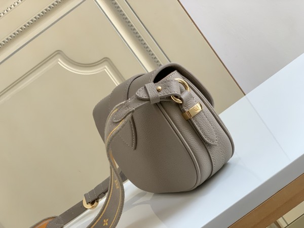  Handbag   Louis Vuitton   M58728  size  21 x 15 x 6.5  cm 