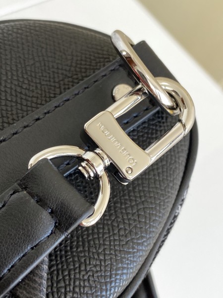  Handbag  Louis Vuitton   M90689  size  21×9×12 cm