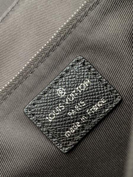  Handbag  Louis Vuitton  M30807  28.3 x 18.3 x 4.3  cm