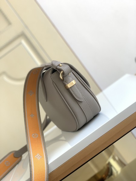  Handbag   Louis Vuitton  M58728  size  25 x 17.5 x 8  cm