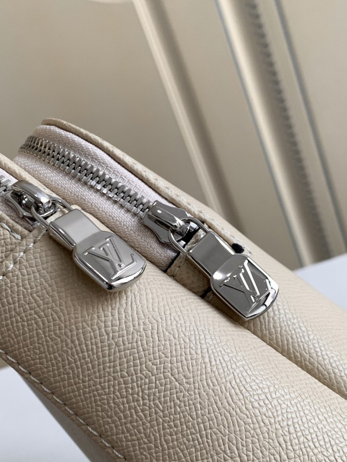  Handbag  Louis Vuitton   M30803  size  20 x 31 x 10  cm