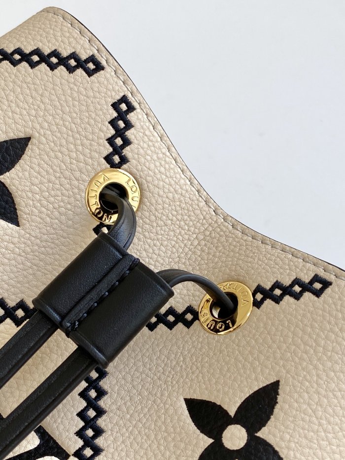  Handbag  Louis Vuitton   44022  size  20 x 20 x 13  cm