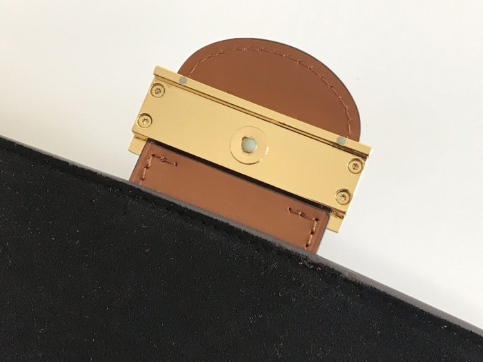  Handbag   Louis Vuitton  M68746  size  18.5x12x5  cm