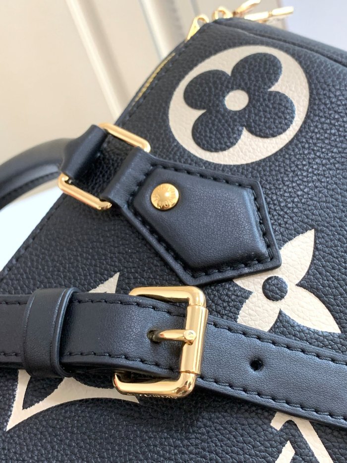  Handbag  Louis Vuitton  M58947  size  25.0 x 19.0 x 15.0  cm