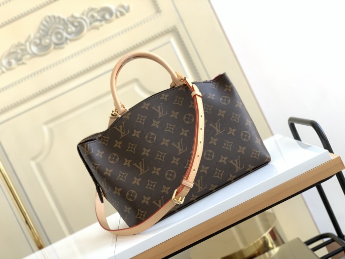  Handbag   Louis Vuitton  M45900  size  29x18x12.5  CM