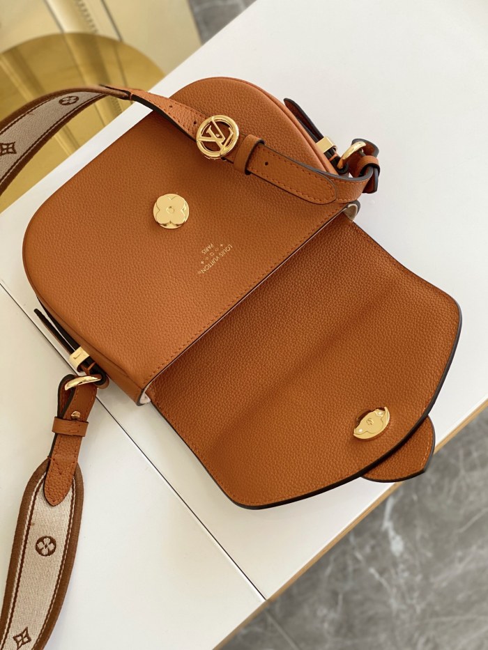  Handbag   Louis Vuitton  M58729  size21 x 15 x 6.5  cm