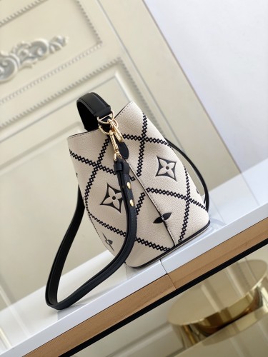  Handbag  Louis Vuitton   44022  size  20 x 20 x 13  cm