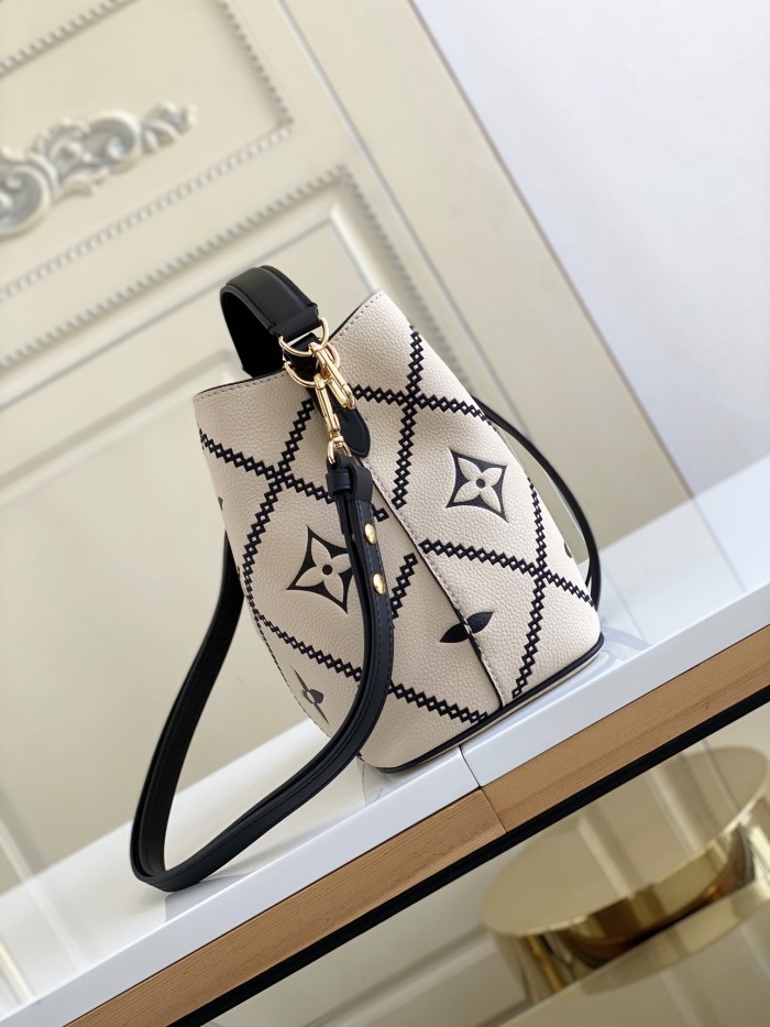  Handbag  Louis Vuitton   44022  size  20 x 20 x 13  cm