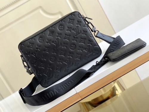 Handbag  Louis Vuitton  M69827  size  27.0x 4.5x 18.5 cm