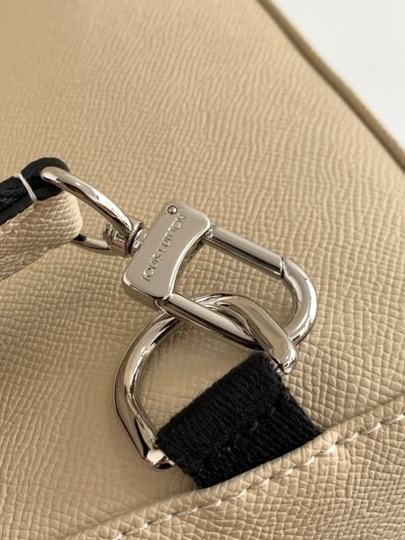  Handbag  Louis Vuitton   M30803  size  20 x 31 x 10  cm