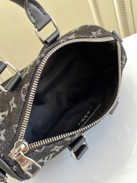  Handbag  Louis Vuitton   M90689  size  21×9×12 cm