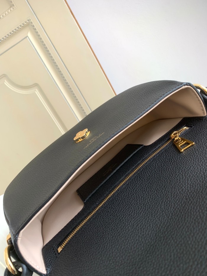  Handbag  Louis Vuitton  M58967  size  25 x 17.5 x 8   cm