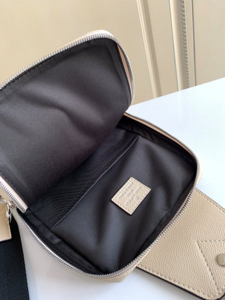  Handbag  Louis Vuitton   M30803  size  20 x 31 x 10  cm