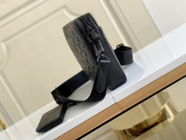 Handbag  Louis Vuitton  M69827  size  27.0x 4.5x 18.5 cm