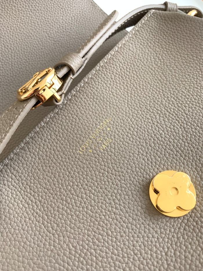  Handbag   Louis Vuitton  M58728  size  25 x 17.5 x 8   cm