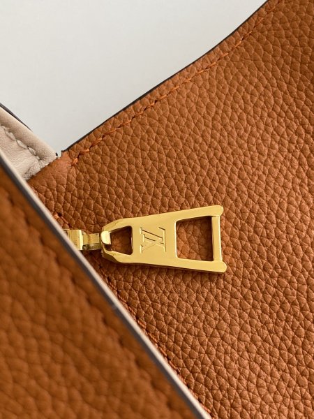  Handbag   Louis Vuitton  M58729  size21 x 15 x 6.5  cm